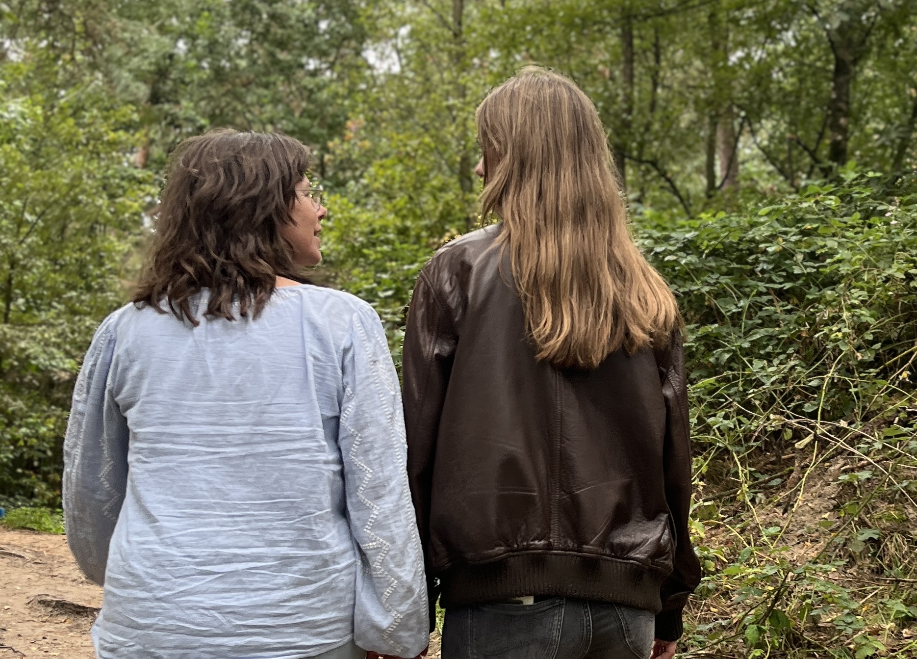 Tatja bereidt de behandeltafel